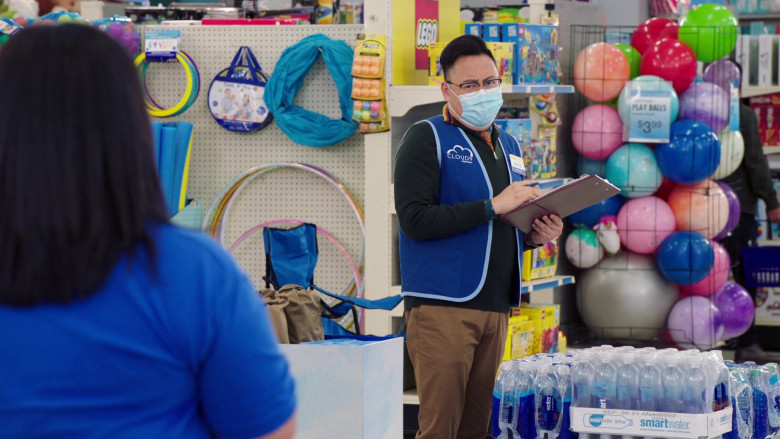 Glaceau Smartwater Plastic Bottles in Superstore S06E06 Biscuit (2021)