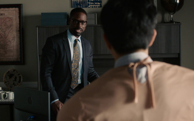 HP Computer Monitor of Sterling K. Brown as Randall Pearson in This Is Us S05E05