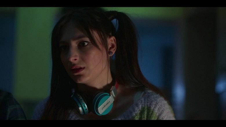 Intempo Blue Matte Leather-Look (EE3072BLUSTK) Headphones of Elisha Applebaum as Musa in Fate The Winx Saga (2)
