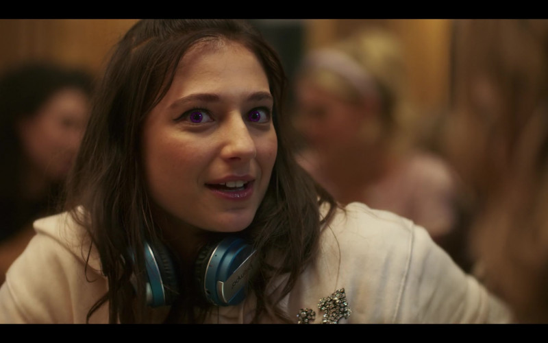 Intempo Headphones of Actress Elisha Applebaum as Musa in Fate The Winx Saga S01E03 (1)