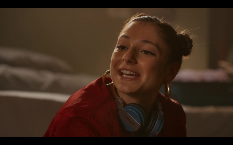 Intempo Headphones of Elisha Applebaum as Musa in Fate The Winx Saga S01E01 (1)