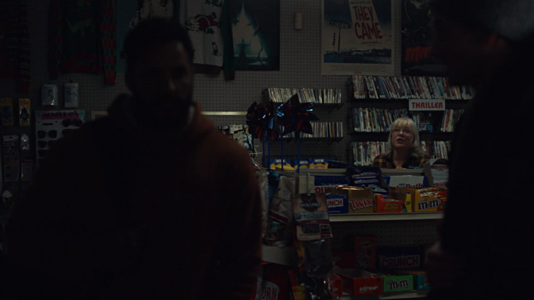 Jack Links, Nestle Crunch Bar, Twix, Reese's, M&M's, Kit Kat Big Kat in American Gods S03E01