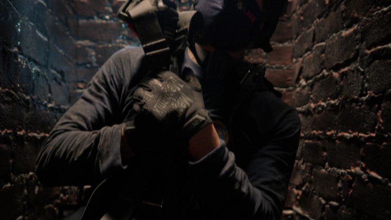 Mechanix Gloves in 9-1-1 S04E02 Alone Together (2021)