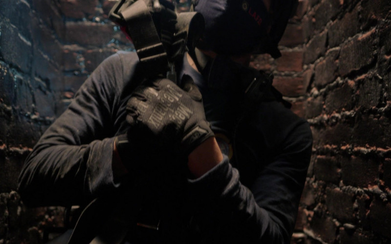Mechanix Gloves in 9-1-1 S04E02 Alone Together (2021)