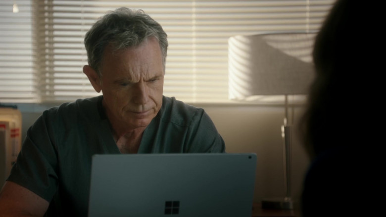 Microsoft Surface Laptop of Bruce Greenwood as Randolph Bell in The Resident S04E02 (1)
