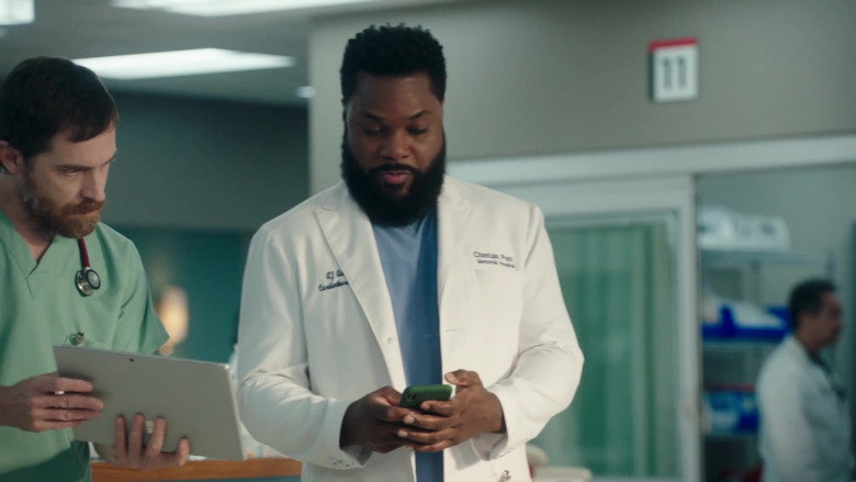 Microsoft Surface Tablets in The Resident S04E01 (1)
