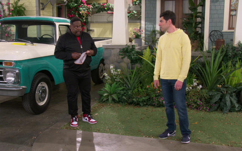 Nike Air Jordan 1 Low Sneakers of Cedric the Entertainer as Calvin Butler in The Neighborhood S03E06 (1