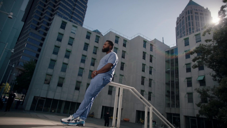 Nike Air Max 90 Sneakers of Malcolm-Jamal Warner as AJ aka The Raptor in The Resident S04E02