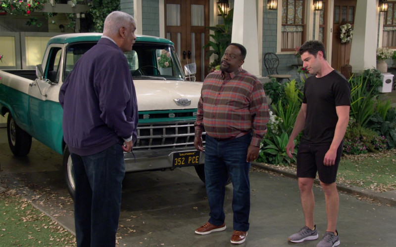 Nike Air Zoom Men's Sneakers of Max Greenfield as Dave Johnson in The Neighborhood S03E08