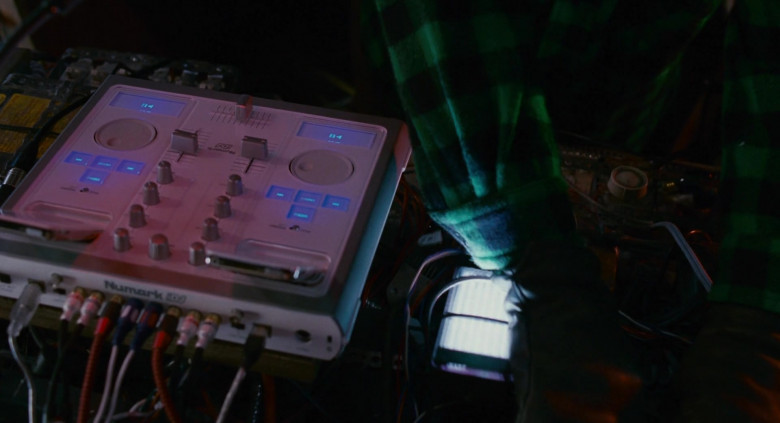 Numark DJ Controller of Danny DeVito as Buddy Hall in Deck the Halls (1)