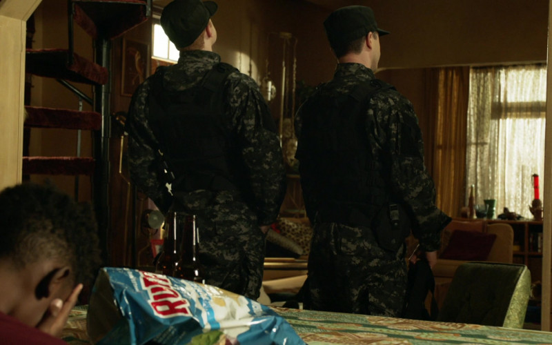 Ruffles Chips of Christian Isaiah as Liam Gallagher in Shameless S11E04 (3)