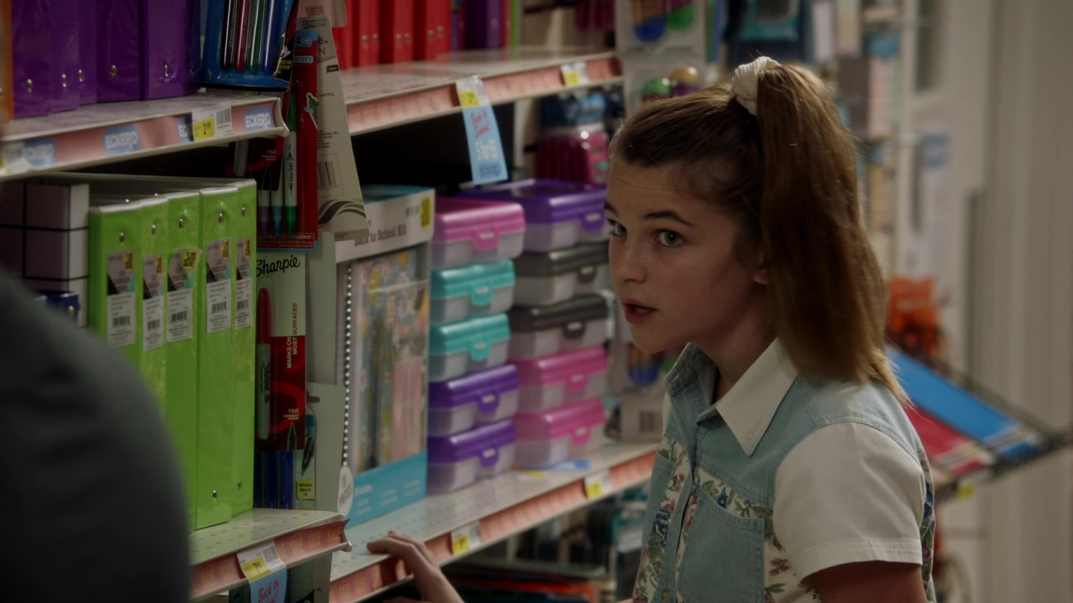 Sharpie Marker In Young Sheldon S04E06 "Freshman Orientation And The Inventor Of The Zipper" (2021)