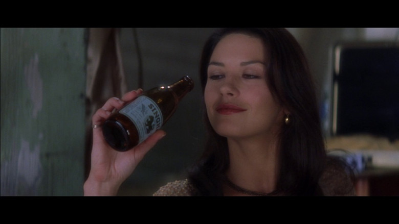 Singha Beer of Catherine Zeta-Jones as Virginia ‘Gin’ Baker in Entrapment (1999)