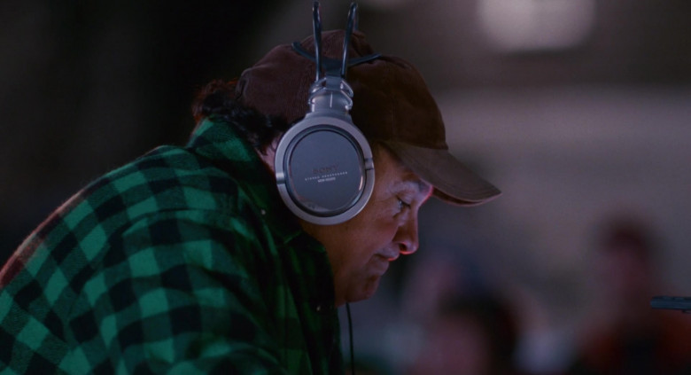 Sony Headphones of Danny DeVito as Buddy Hall in Deck the Halls (2)