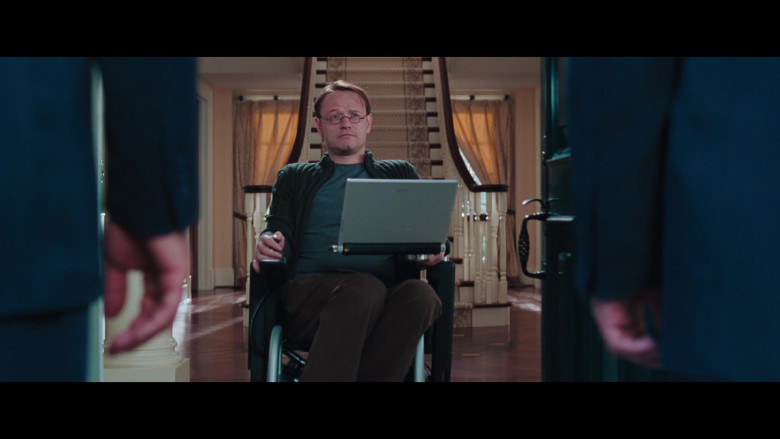 Sony Vaio Notebook of Jared Harris as Dr. Charles Ashford in Resident Evil Apocalypse (1)