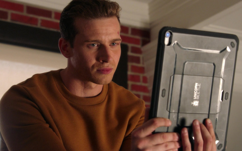SupCase Unicorn Beetle Tablet Case in 9-1-1 S04E02 "Alone Together" (2021)