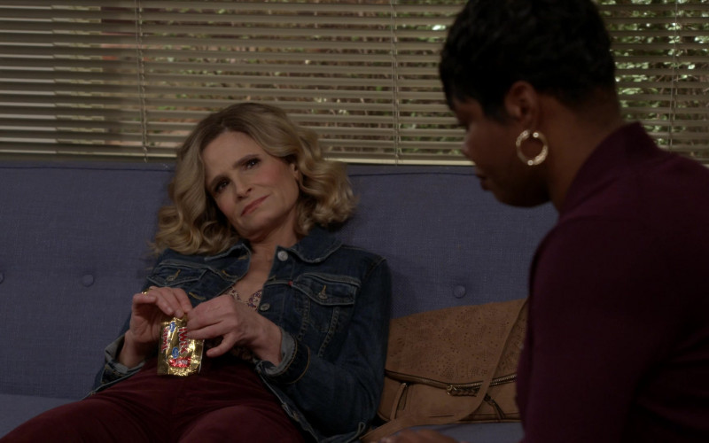 Twix Chocolate Bar Enjoyed by Kyra Sedgwick as Jean Raines in Call Your Mother S01E02