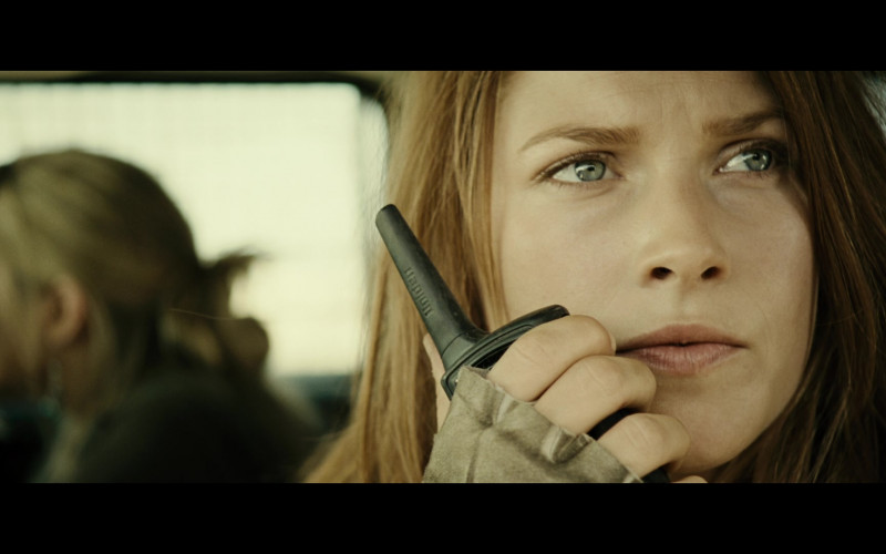 Uniden Radio of Ali Larter as Claire Redfield in Resident Evil Extinction (2)