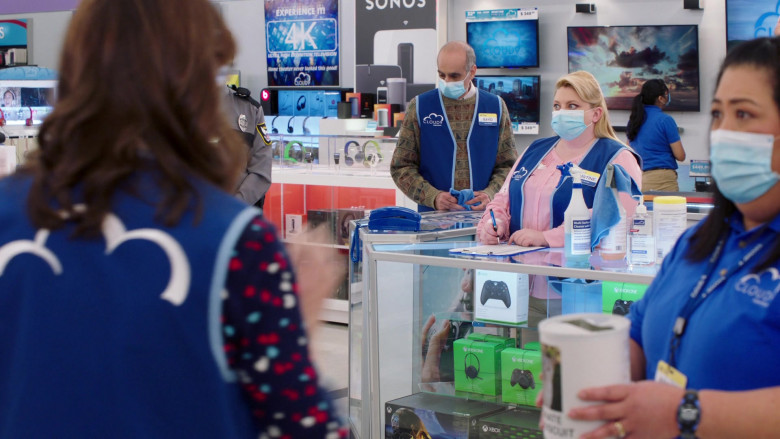 Xbox Controllers, Headsets and other Devices in Superstore S06E06 (1)