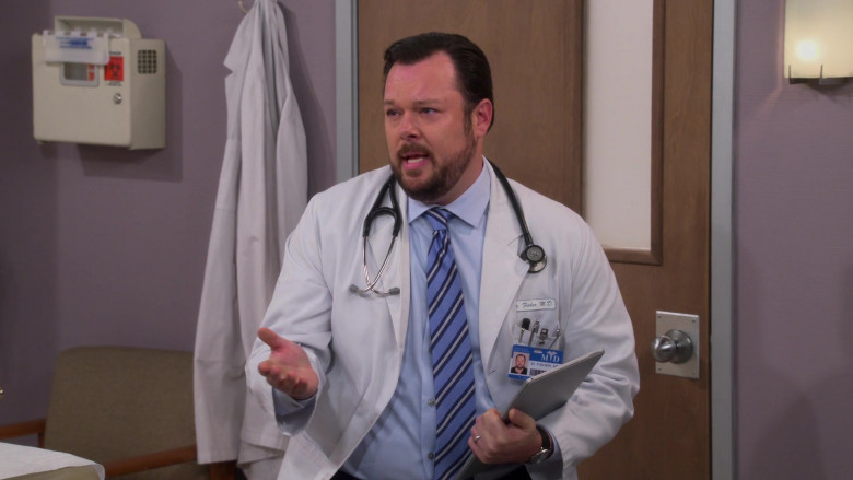 3M Littmann Stethoscope of Michael Gladis as Dr. Fisher in The Neighborhood S03E10 (1)