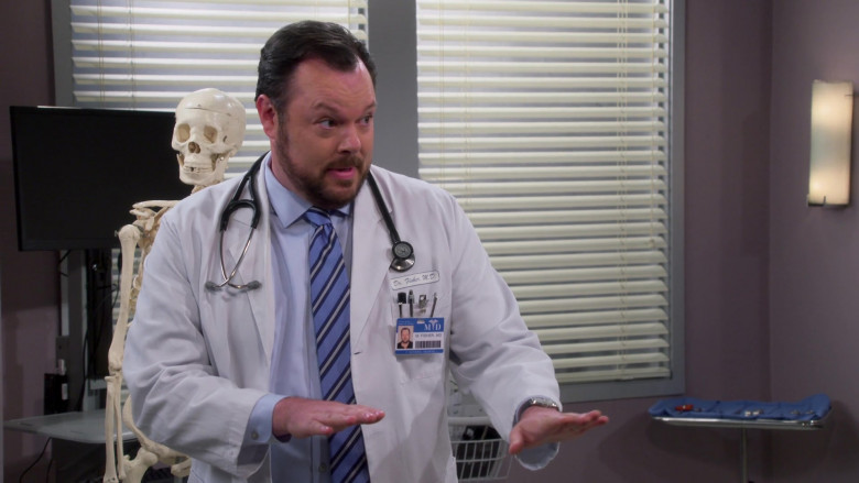 3M Littmann Stethoscope of Michael Gladis as Dr. Fisher in The Neighborhood S03E10 (2)