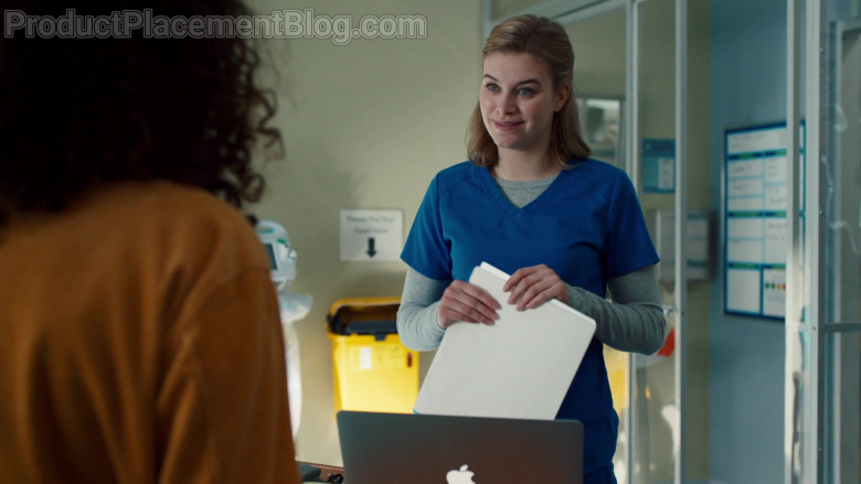 Apple MacBook Air Laptop in Nurses S01E09 (2)