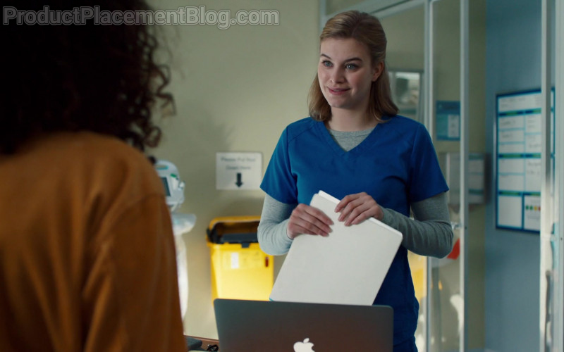 Apple MacBook Air Laptop in Nurses S01E09 (2)