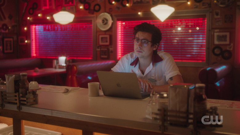 Apple MacBook Laptop Used by Actor Cole Sprouse as Jughead Jones in Riverdale S05E06 TV Series (1)