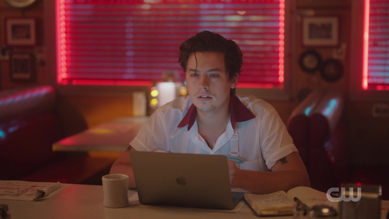 Apple MacBook Laptop Used by Actor Cole Sprouse as Jughead Jones in Riverdale S05E06 TV Series (3)