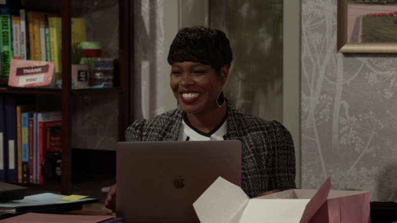 Apple MacBook Laptop Used by Actress in Call Your Mother S01E04 (1)