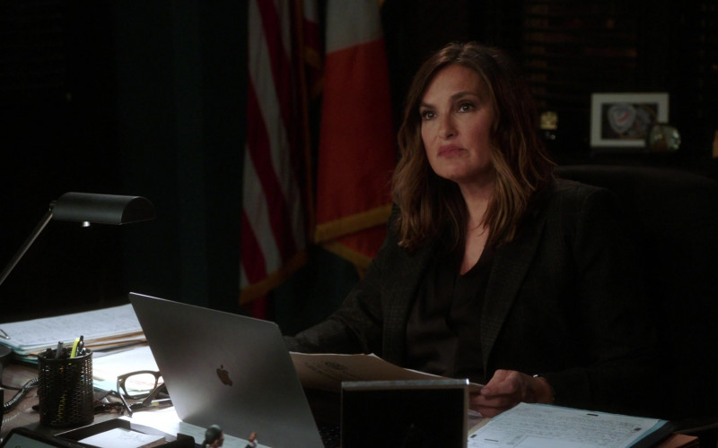 Apple MacBook Laptop Used by Mariska Hargitay as Olivia Benson in Law & Order SVU S22E08 (3)