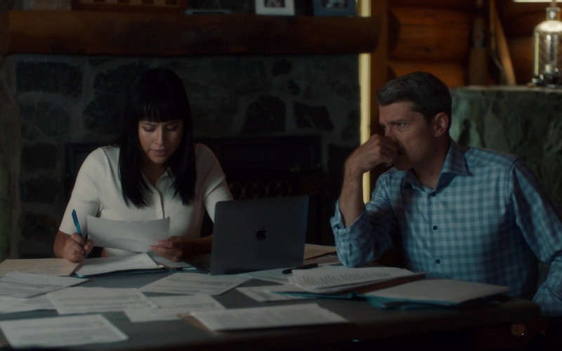 Apple MacBook Laptop in Burden of Truth S04E04 Scorched Earth (2021)