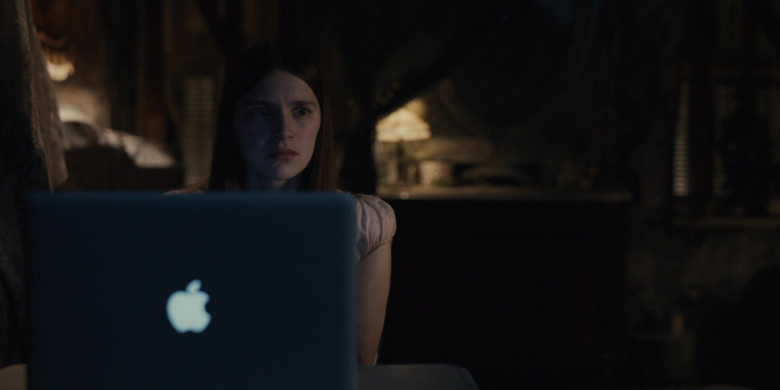 Apple MacBook Laptop in Servant S02E07 (2)