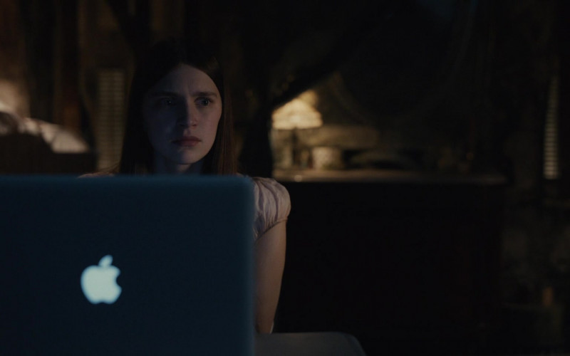 Apple MacBook Laptop in Servant S02E07 (2)