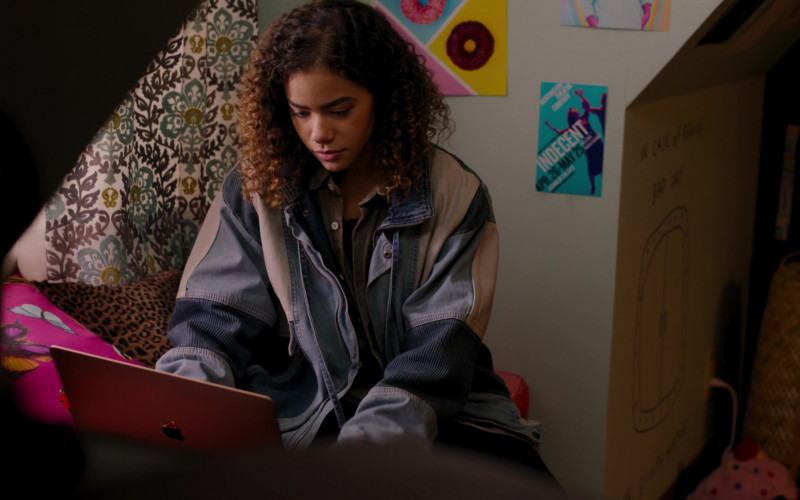 Apple MacBook Laptop of Antonia Gentry in Ginny & Georgia S01E01 Pilot (2021)