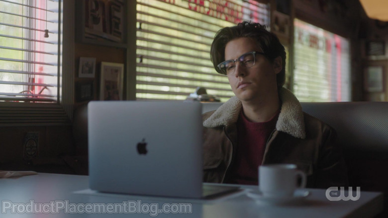 Apple MacBook Laptop of Cole Sprouse as Jughead Jones in Riverdale S05E05