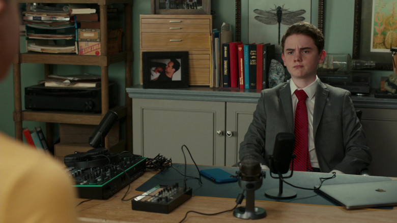 Apple MacBook Laptop of Evan O’Toole as Franklin in American Housewife S05E10 (1)