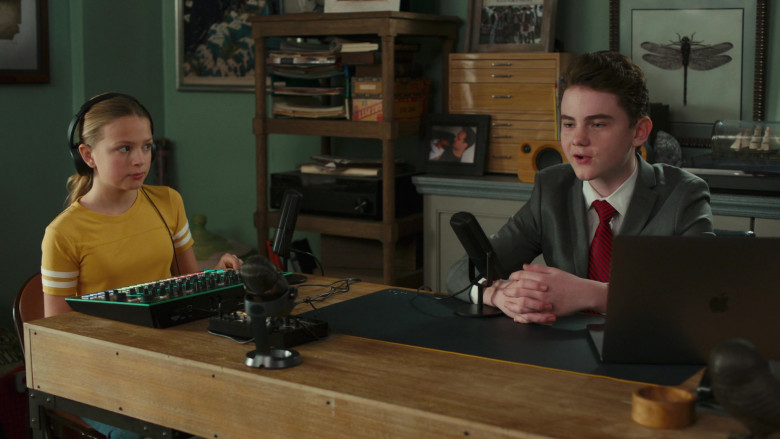 Apple MacBook Laptop of Evan O’Toole as Franklin in American Housewife S05E10 (2)