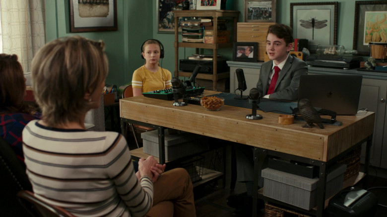 Apple MacBook Laptop of Evan O’Toole as Franklin in American Housewife S05E10 (3)
