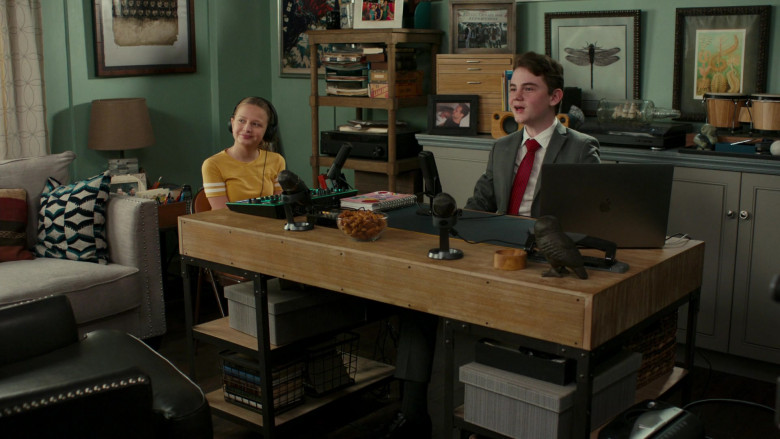 Apple MacBook Laptop of Evan O’Toole as Franklin in American Housewife S05E10 (4)