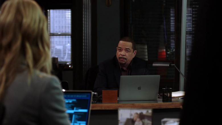 Apple MacBook Laptop of Ice-T as Odafin ‘Fin' Tutuola in Law & Order SVU S22E07 (1)