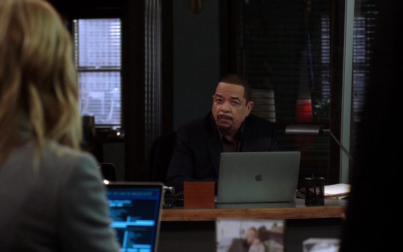 Apple MacBook Laptop of Ice-T as Odafin ‘Fin' Tutuola in Law & Order SVU S22E07 (1)