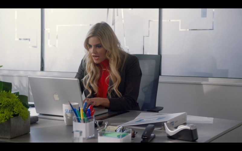 Apple MacBook Laptop of Jenna Rosenow as Kimber Watts in Firefly Lane S01E02 Oh! Sweet Something (2021)