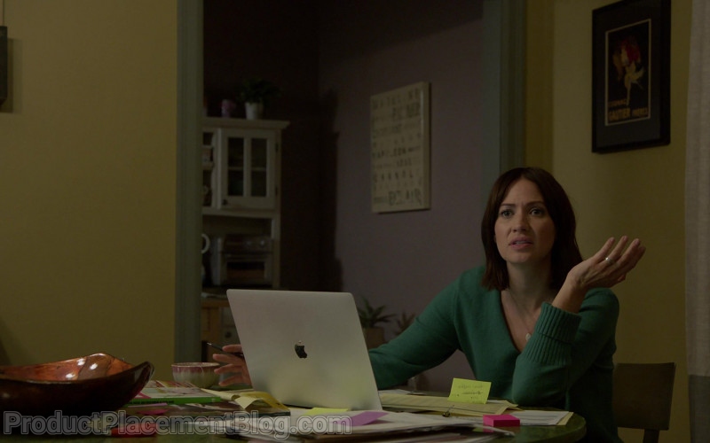 Apple MacBook Laptop of Kristen Gutoskie as Chloe in Chicago Fire S09E07 (1)