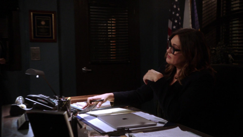 Apple MacBook Laptop of Mariska Hargitay as Olivia Benson in Law & Order SVU S22E07