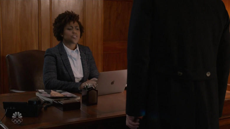 Apple MacBook Laptop of T. Shyvonne Stewart as Receptionist in The Blacklist S08E07 (1)