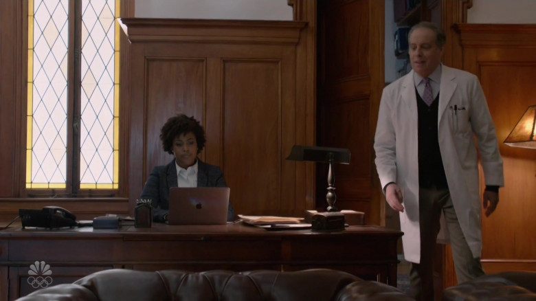 Apple MacBook Laptop of T. Shyvonne Stewart as Receptionist in The Blacklist S08E07 (2)