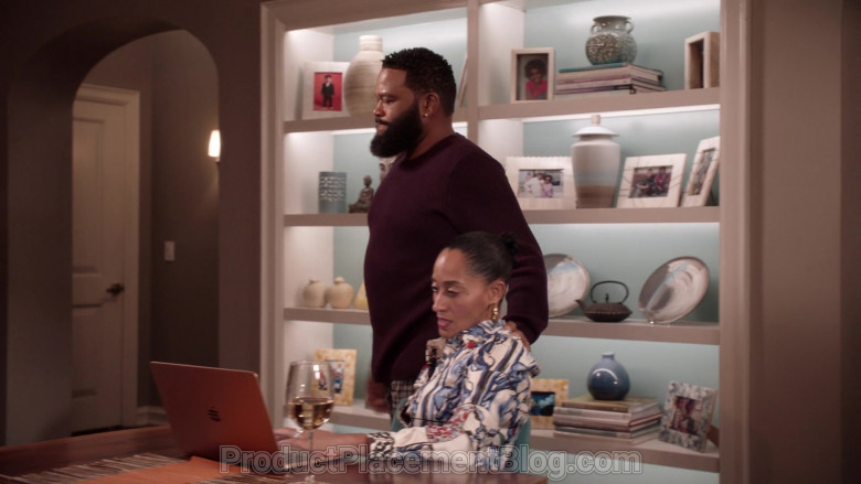 Apple MacBook Laptop of Tracee Ellis Ross as Dr. Rainbow ‘Bow' Johnson in Black-ish S07E09 (1)