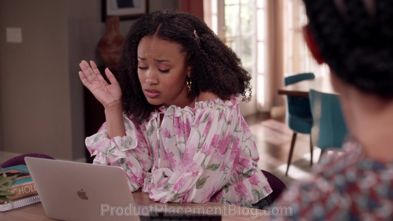 Apple MacBook Laptop of Yara Shahidi as Zoey Johnson in Black-ish S07E09 Black-out (2021)