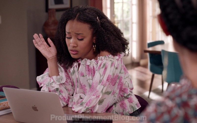 Apple MacBook Laptop of Yara Shahidi as Zoey Johnson in Black-ish S07E09 Black-out (2021)